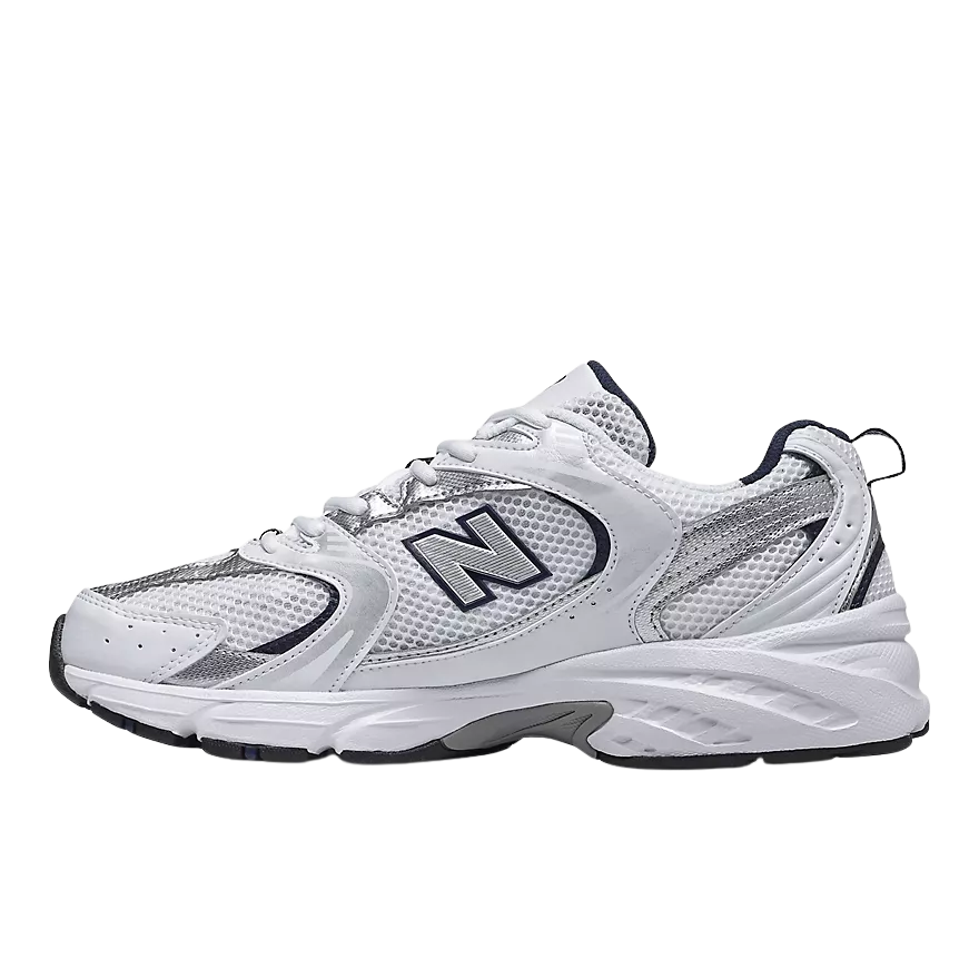 New Balance 530 White Indigo, vista laterale con tomaia in mesh bianco e dettagli argento e blu