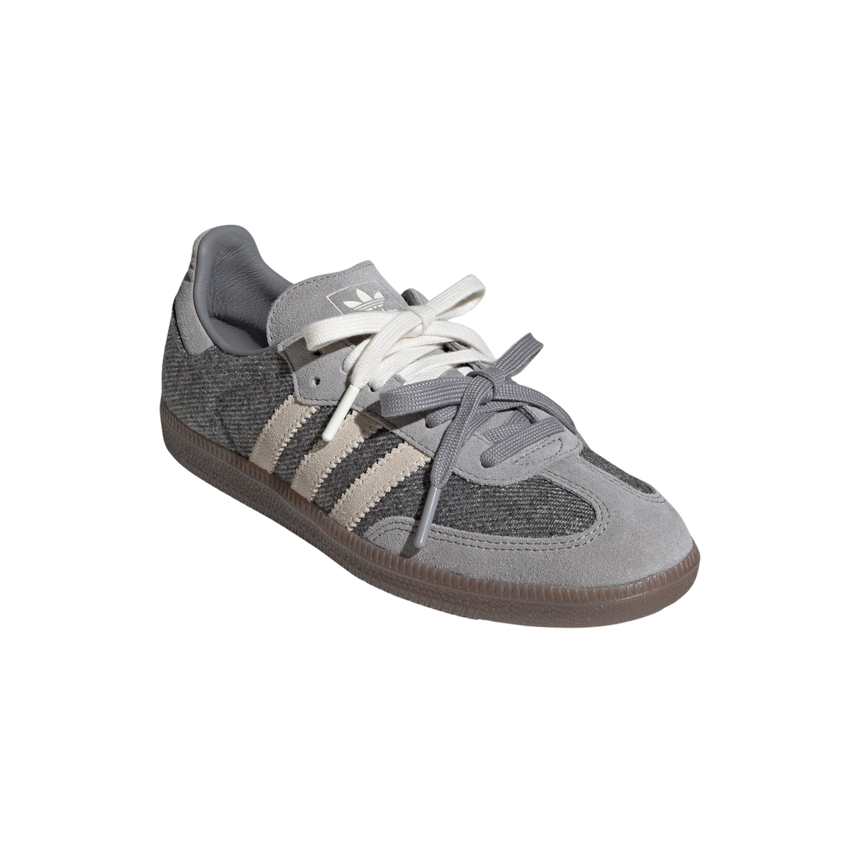 vista frontale di tre quarti: adidas Samba OG x Molly Mae Slate grigie, vista di tre quarti con lacci grigi e crema e suola marrone