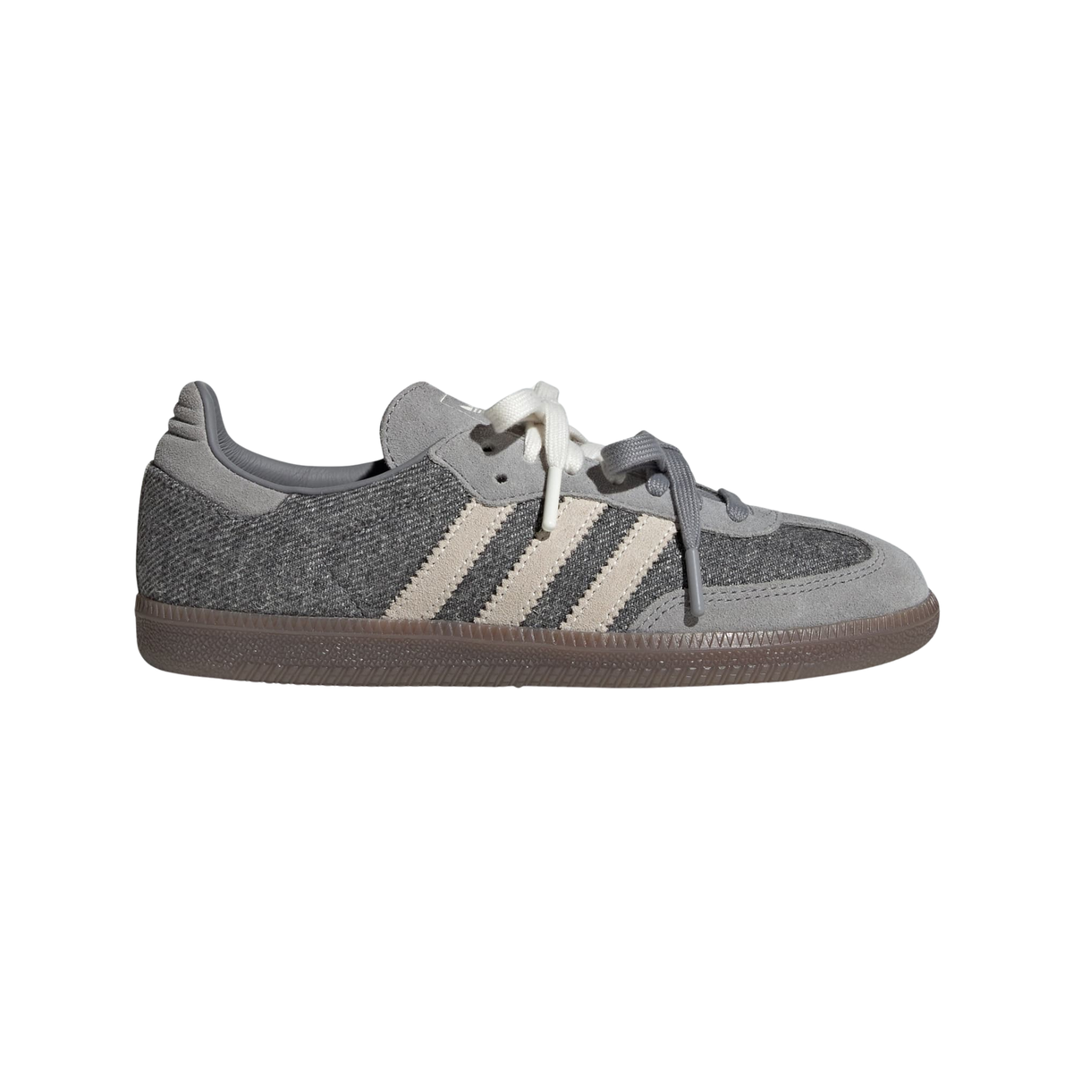 vista laterale con punta a destra: adidas Samba OG x Molly Mae Slate grigie con tre strisce crema e suola marrone, vista laterale con punta a destra