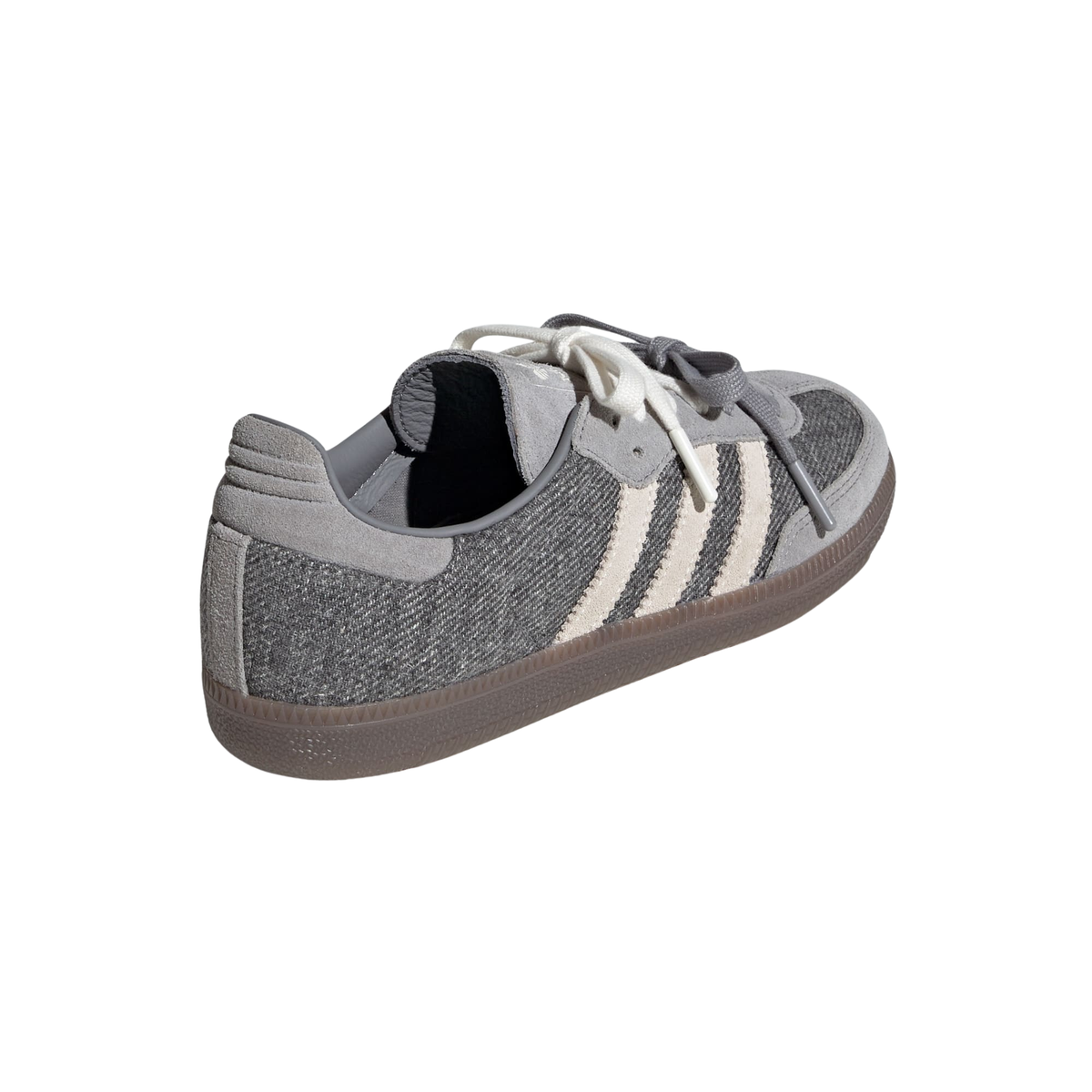 vista posteriore di tre quarti: adidas Samba OG x Molly Mae Slate, vista posteriore di tre quarti con tallone grigio e strisce crema