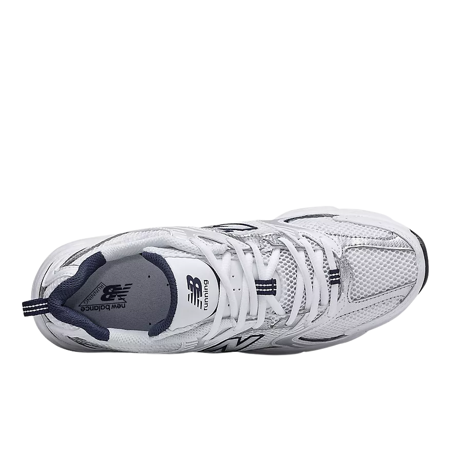 New Balance 530 White Indigo viste dall’alto, con lacci bianchi e collarino blu