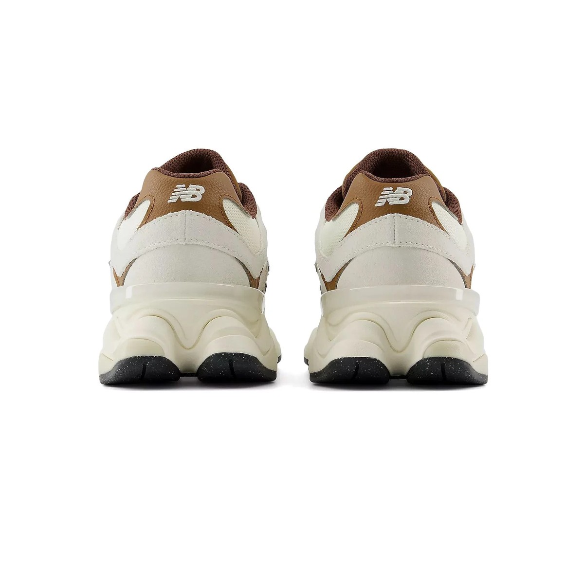 New Balance 9060 Breakfast Tea viste da dietro, con logo NB sul tallone e suola crema