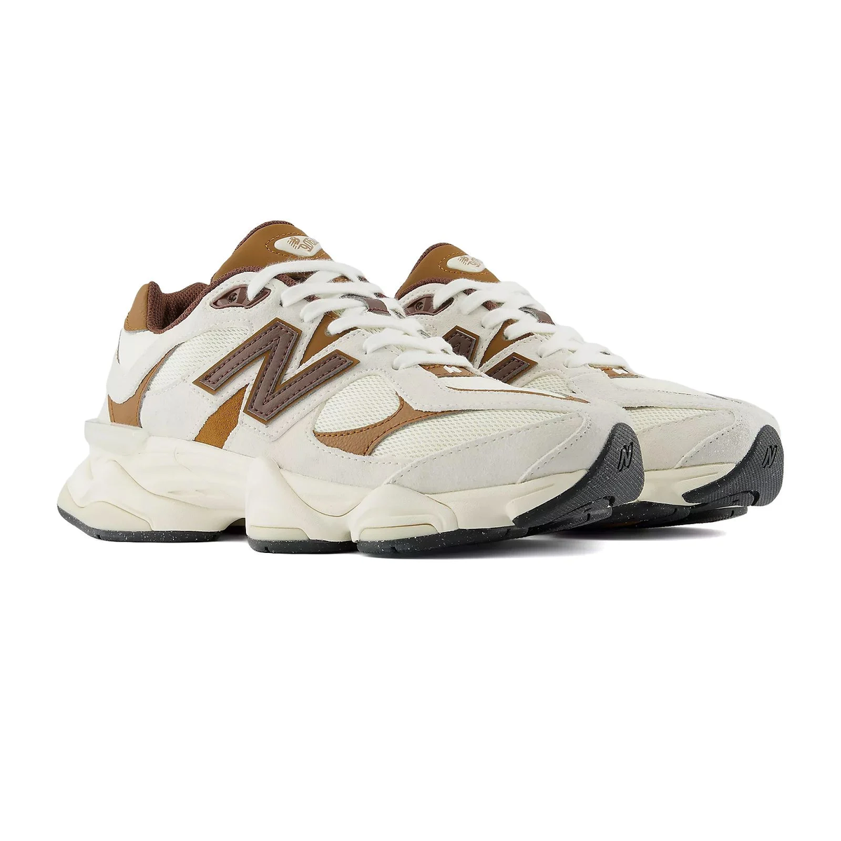 Paio di New Balance 9060 Breakfast Tea crema e marroni, vista anteriore a tre quarti